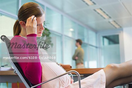 Assis dans le Bureau de la femme enceinte