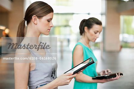 Femmes d'affaires à l'aide de tablettes numériques dans un bureau