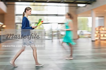 Unternehmerinnen zu Fuß in einer Büro-lobby
