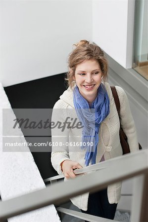 Femme à gravir les escaliers