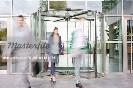 Geschäftsleute am Eingang eines Bürogebäudes Geschäftsleute am Eingang eines Bürogebäudes