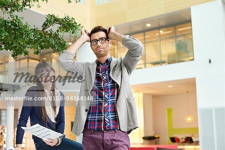 Créateurs de mode travaillant dans un bureau