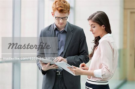 Chefs d'entreprise à l'aide de tablettes numériques dans un bureau