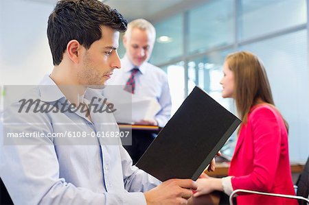 Führungskräfte arbeiten in einem Büro