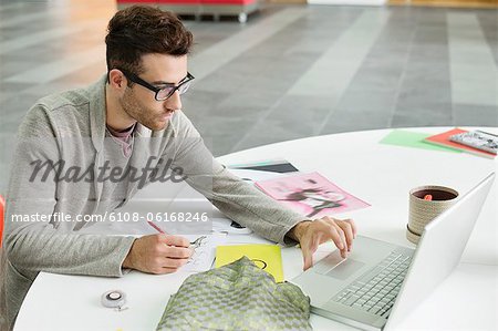 Männliche Mode-Designer arbeiten in einem Büro