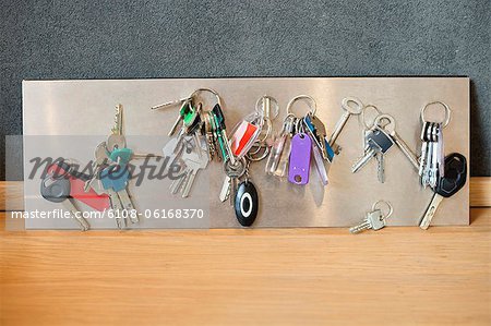 Assortiments de clés sur une feuille de métal