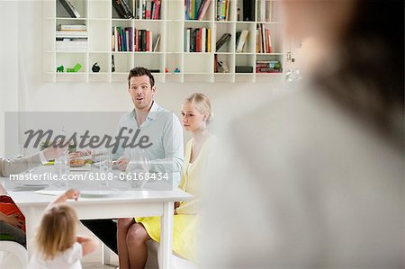 Famille heureuse à la table à manger