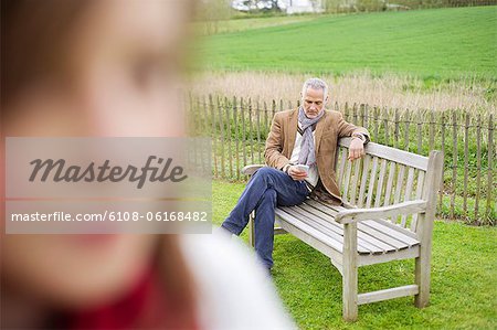Nahaufnahme eines Mädchens mit ihrem Vater Textnachrichten im Hintergrund