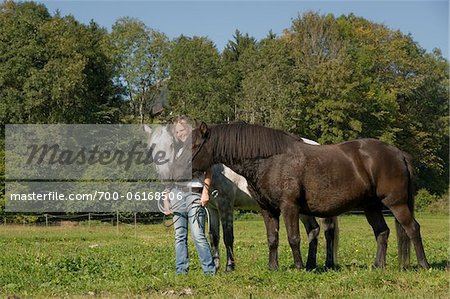 Porträt Frau mit Pferden