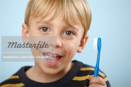 Brosse à dents de garçon holding