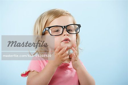 Fille portant des lunettes