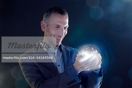 Homme tenant une boule de lumière Homme tenant une boule de lumière