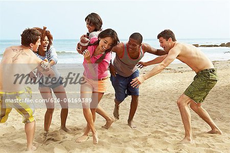 Amis sur la plage, jouer au rugby