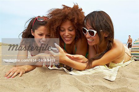 Jeunes femmes se faire bronzer sur la plage