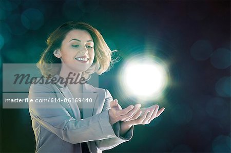 Jeune femme tenant la boule de lumière