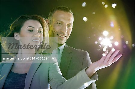 Gens d'affaires de tendre la main aux lumières Gens d'affaires de tendre la main aux lumières