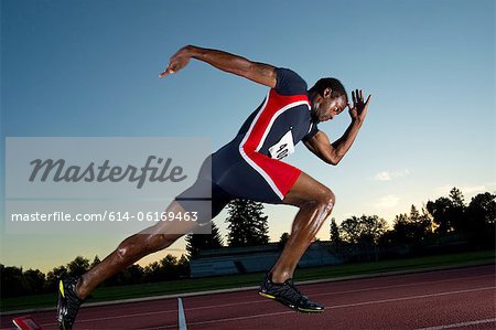 Athlète masculin, laissant les starting blocks