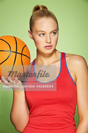 Jeune femme avec basketball