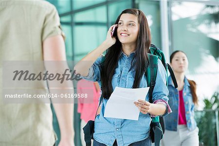 Jeune femelle backpacker dans l'aéroport