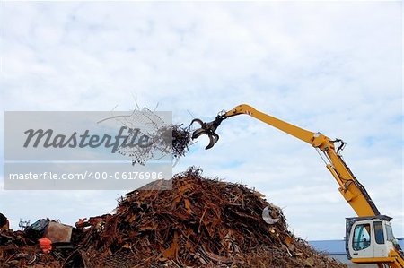 Unloading of scrap metal in heaps by special car