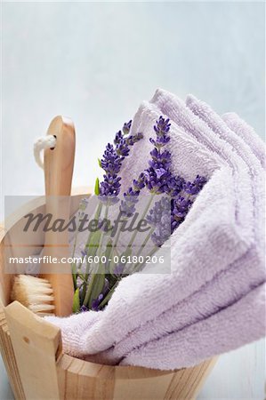 Lavande fleurs, brosse et serviettes