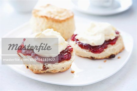 Scones avec clotted cream et confiture de fraises