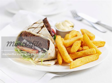 Ein Burger-Wrap mit chips