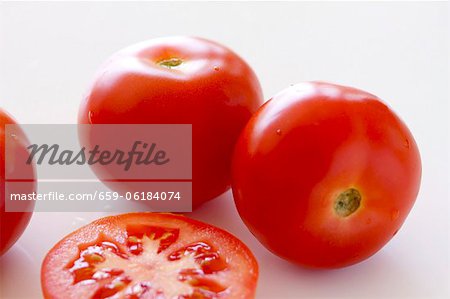 Whole tomatoes and a tomato slice