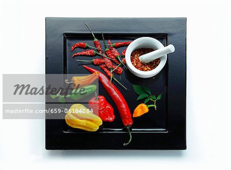 Verschiedene Arten von Chillis (frisch, getrocknet und als Flocken)