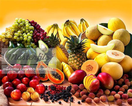 Affichage de fruits exotiques avec des avocats, des baies et des fruits à noyau