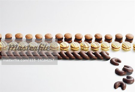Schokoladenkipferl (Schokolade Kekse Cresent-förmig) und Schokolade-Makronen