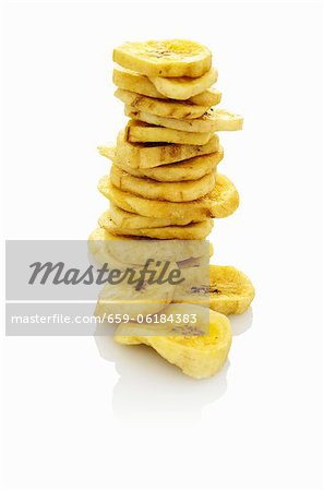 Une pile de chips de banane
