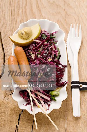 Rotkohl-Salat mit Würstchen, Senf und geschnittenen Apfel