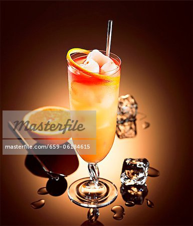 Cocktail avec du rhum, liqueur, orange et pamplemousse jus de litchi Cocktail avec du rhum, liqueur, orange et pamplemousse jus de litchi