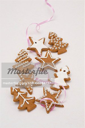 Biscuits de pain d'épice glace sucre et ruban de perles Biscuits de pain d'épice glace sucre et ruban de perles