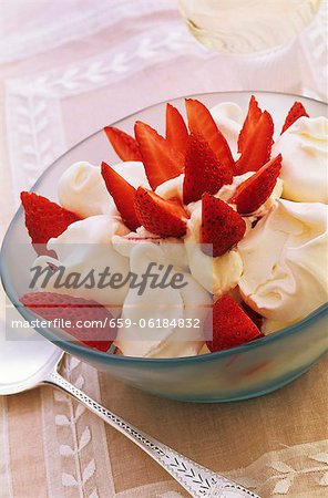 Meringue with fresh strawberries