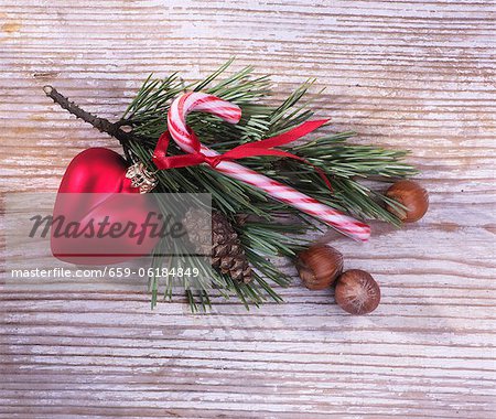 Kiefer-Zweig mit Weihnachtsdekoration auf eine Holzoberfläche