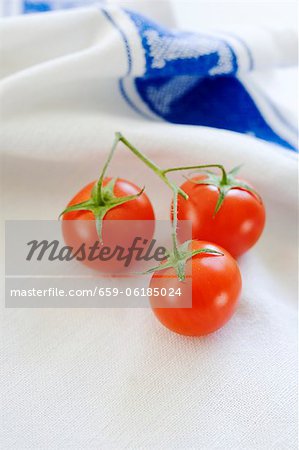 Tomates cerises sur le torchon