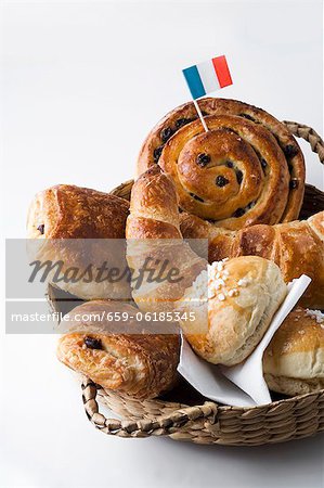 Pâtisseries sucrées avec le drapeau français dans la corbeille à pain