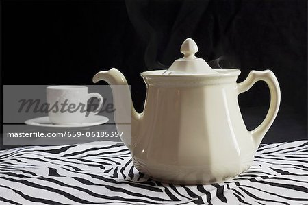 Blanc théière et tasse de thé sur tissu motif zèbre