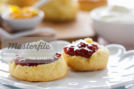 Scones mit Sahne und Konfitüre