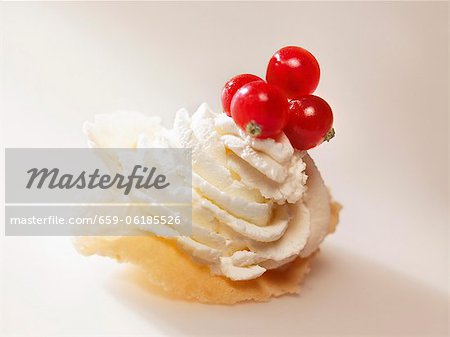 Brigidino (plaquette anisée, Tuscany) avec la crème fouettée et de groseille