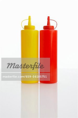 Bouteilles en plastique, moutarde et ketchup