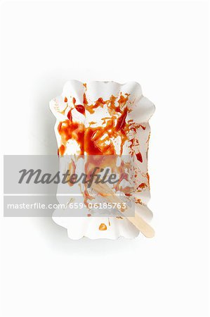 Un plat à emporter papier enduite de ketchup Un plat à emporter papier enduite de ketchup