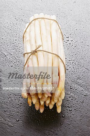 A bundle of white asparagus