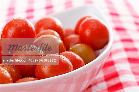 Humides de tomates dans un bol