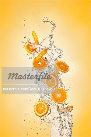 Orange Scheiben und einen Strom von Wasser