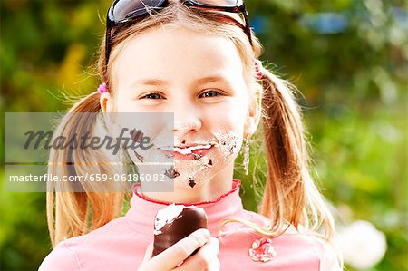 Ein Mädchen essen ein Schokoladen-marshmallow