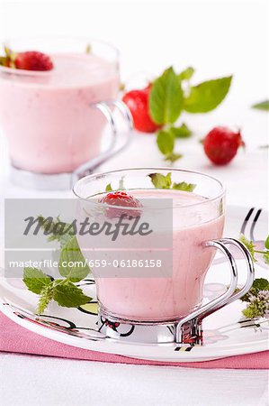 Soupe de fraises dans une coupe en verre