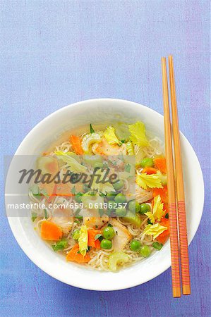 Soupe de nouilles avec poulet, céleri, carottes et petits pois (Asie)